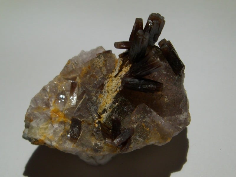Pyromorphite brune sur fluorine de Chaillac (Indre).