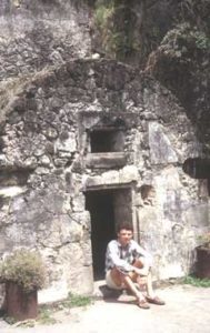 Volcanologie en Martinique. Jacques-Marie Bardintzeff à Saint-Pierre devant le cachot qui sauva la vie de Cyparis lors de la nuée ardente émise par la montagne Pelée le 8 mai 1902 qui fit 28.000 victimes et laissa 2 survivants.