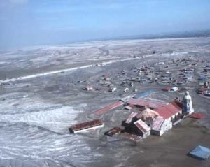 Vue d'hélicoptère de la ville de Bacolor aux Philippines, située à une trentaine de kilomètres du cratère du Pinatubo, recouverte par des lahars après le passage du typhon Mameng le 1er octobre 1995, plus de quatre ans après l'éruption majeure de 1991.