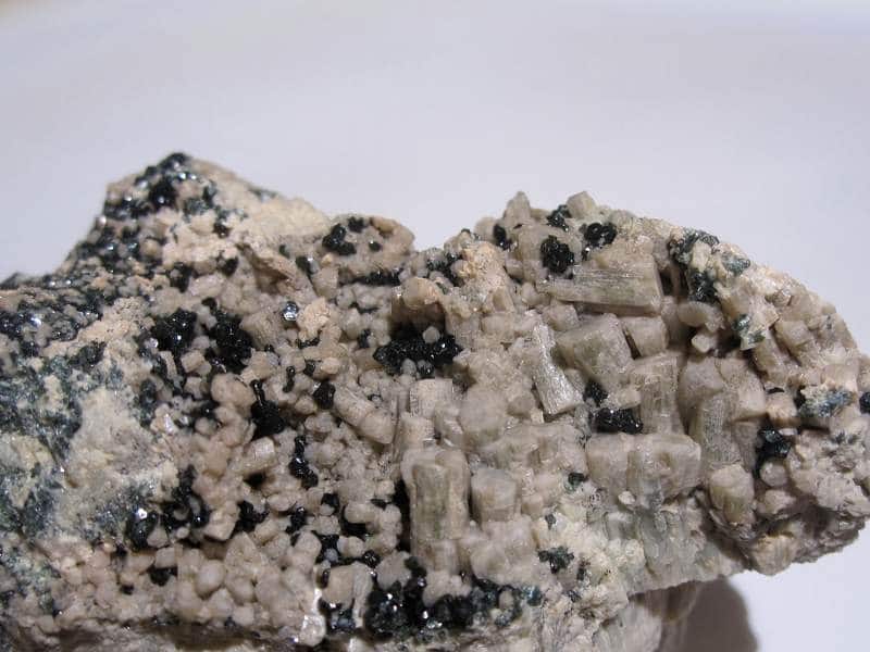 Diopside, minéral trouvé à Bériond, Bessans, Savoie.