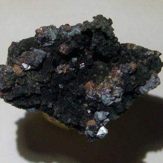 Cristaux de cuprite de la mine du Moulinal dans le Tarn.