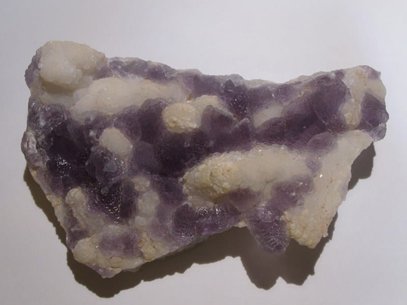 Cristaux de fluorine violette, mine de Maine-Reclesne, Saône-et-Loire.