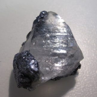 Cristaux de Molybdénite sur cristal de Quartz, Milpillas, Cananea, Mexique.