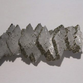 Adulaire et Pyrite, minéraux du Tunnel du Gothard, Uri, Suisse.