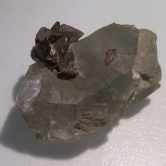 Axinite sur Quartz, La Balme d'Auris, Oisans, Isère.