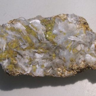 Pyromorphite sur Baryte blanche, Les Farges, Ussel, Corrèze.