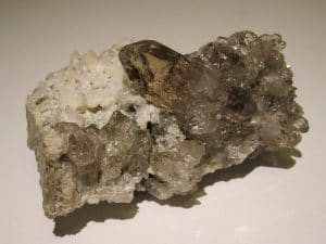 Quartz fumé avec Albite, La Toura, Les Deux Alpes, Oisans, Isère.