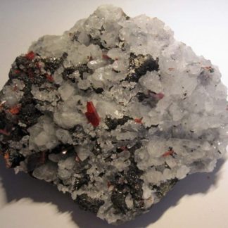Cristaux de réalgar, quartz et chalcopyrite, minéraux de Roumanie.