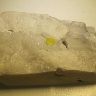Cristal de Soufre sur marbre de Carrare, Italie.