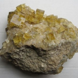 Fluorine jaune sur quartz, Valzergues, Aveyron.