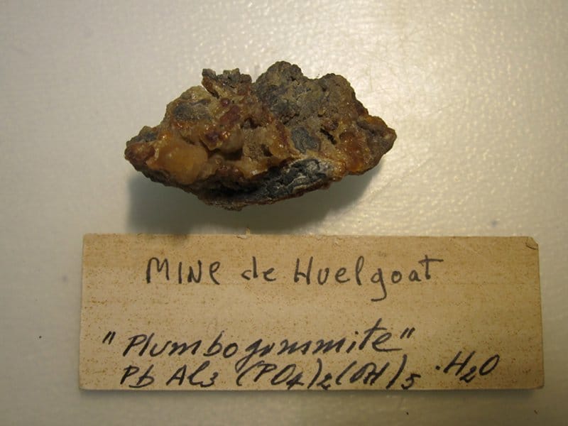 Plumbogummite, Huelgoat, Finistère, Bretagne.