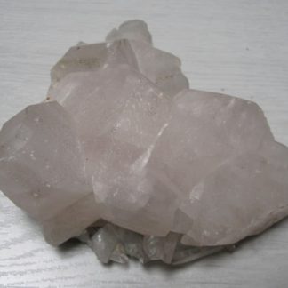 Calcite sur cristaux de quartz, cristallière de Maronne, Oisans, Isère.