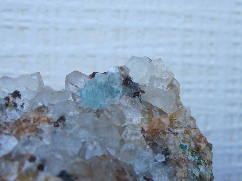 Hémimorphite bleue, malachite et quartz, L'Argentolle, Saône-et-Loire.