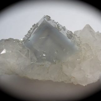 Fluorine bleue zonée et quartz, Le Burg (mine du Burc), Tarn.