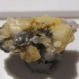 Rutile sur dolomite avec sidérite, tunnel de la Furka, Suisse.