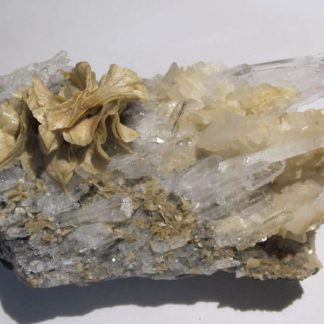 Sidérite et dolomite sur cristaux de quartz, mine des Rioux, La Mure, Isère.