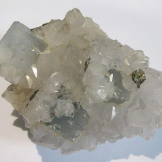 Fluorine bleue et cristaux de quartz, mine de Montroc à Mont-Roc, Tarn.