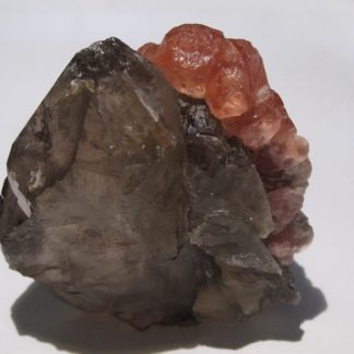 Fluorine rose sur quartz fumé, Chamonix, Haute-Savoie.