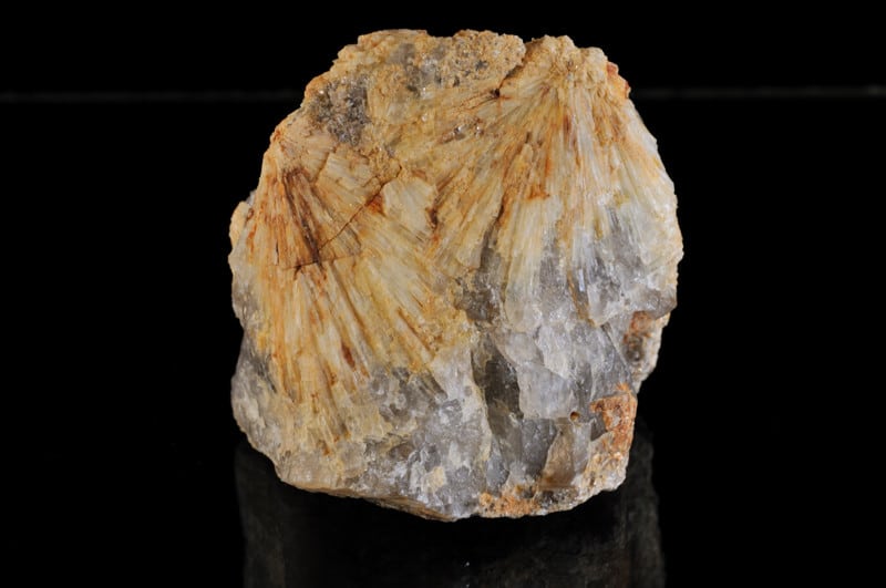 Béryl dans du quartz sur granite (granulite), Ménez Gouaillou, Finistère, Bretagne.