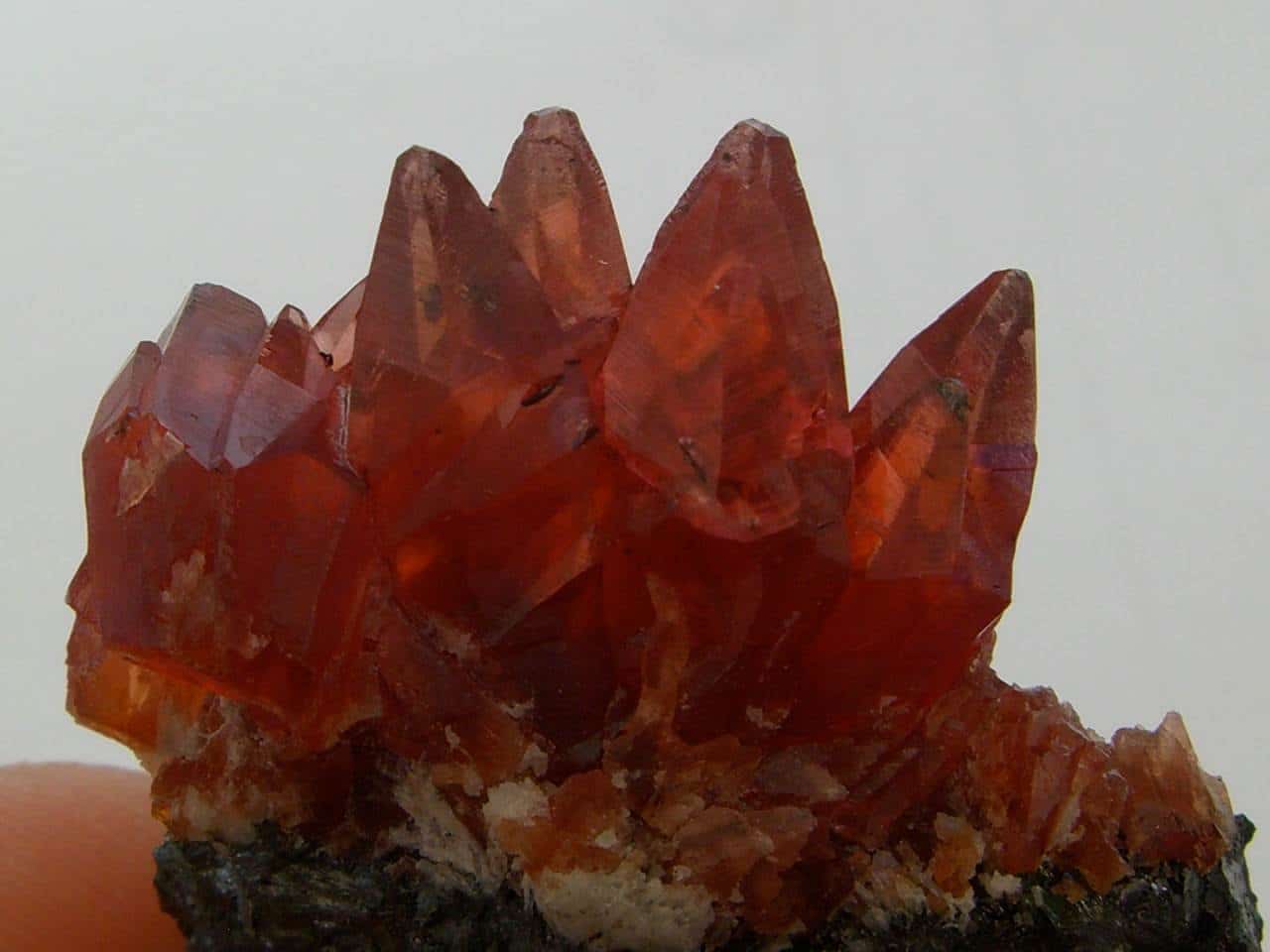 Rhodochrosite sur manganite, N'Chwaning Mine, Hotazel, Afrique du Sud.