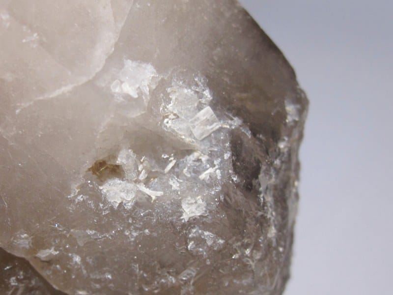 Bertrandite sur quartz, La Villeder, Morbihan.