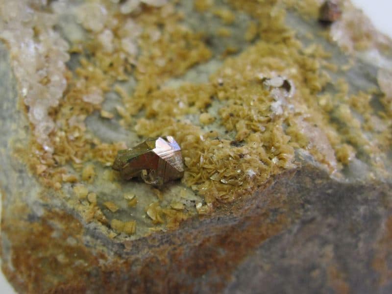 Chalcopyrite et quartz, Villefranche de Rouergue, Aveyron.