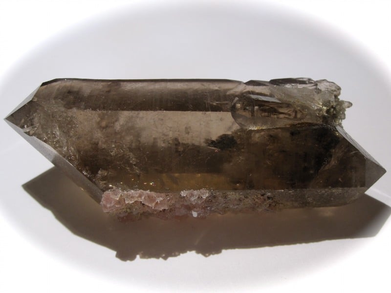 Fluorite rose sur cristal de quartz fumé, Chamonix, Haute-Savoie.