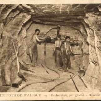 Carte Postale Ancienne (CPA) : "Mine de Potasse d'Alsace, haveuse en action", scène avec des mineurs.
