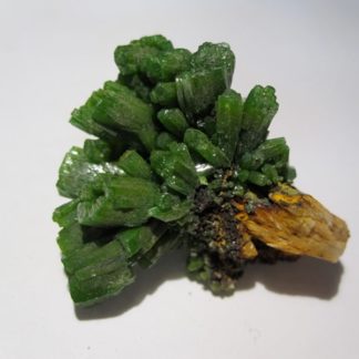 Pyromorphite verte et wulfénite de la mine des Farges près d'Ussel en Corrèze.