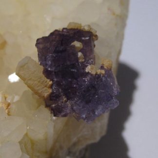 Fluorine violette et calcite sur quartz, Fontsante, Var.