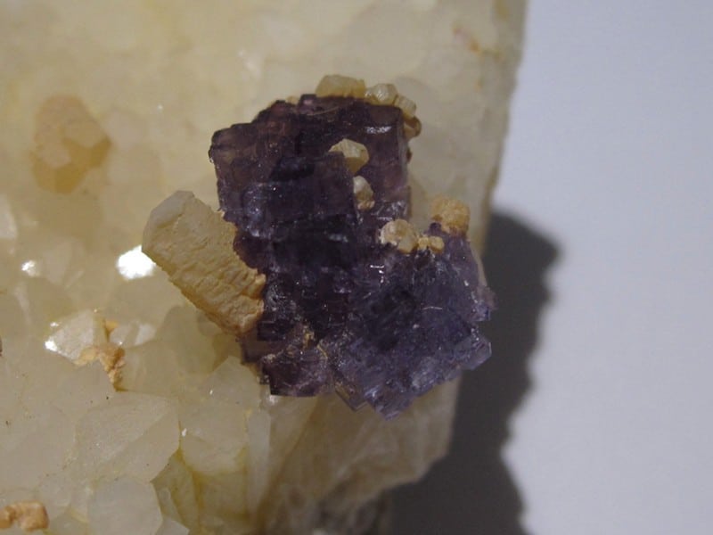  Fluorine violette et calcite sur quartz, Fontsante, Var.