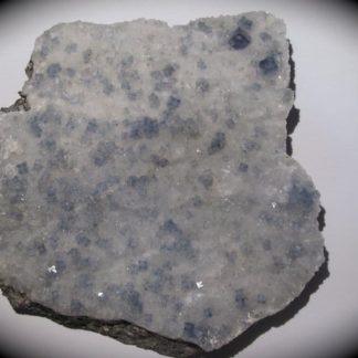 Fluorine bleue sur cristaux de quartz, mine de Fontsante, Var.