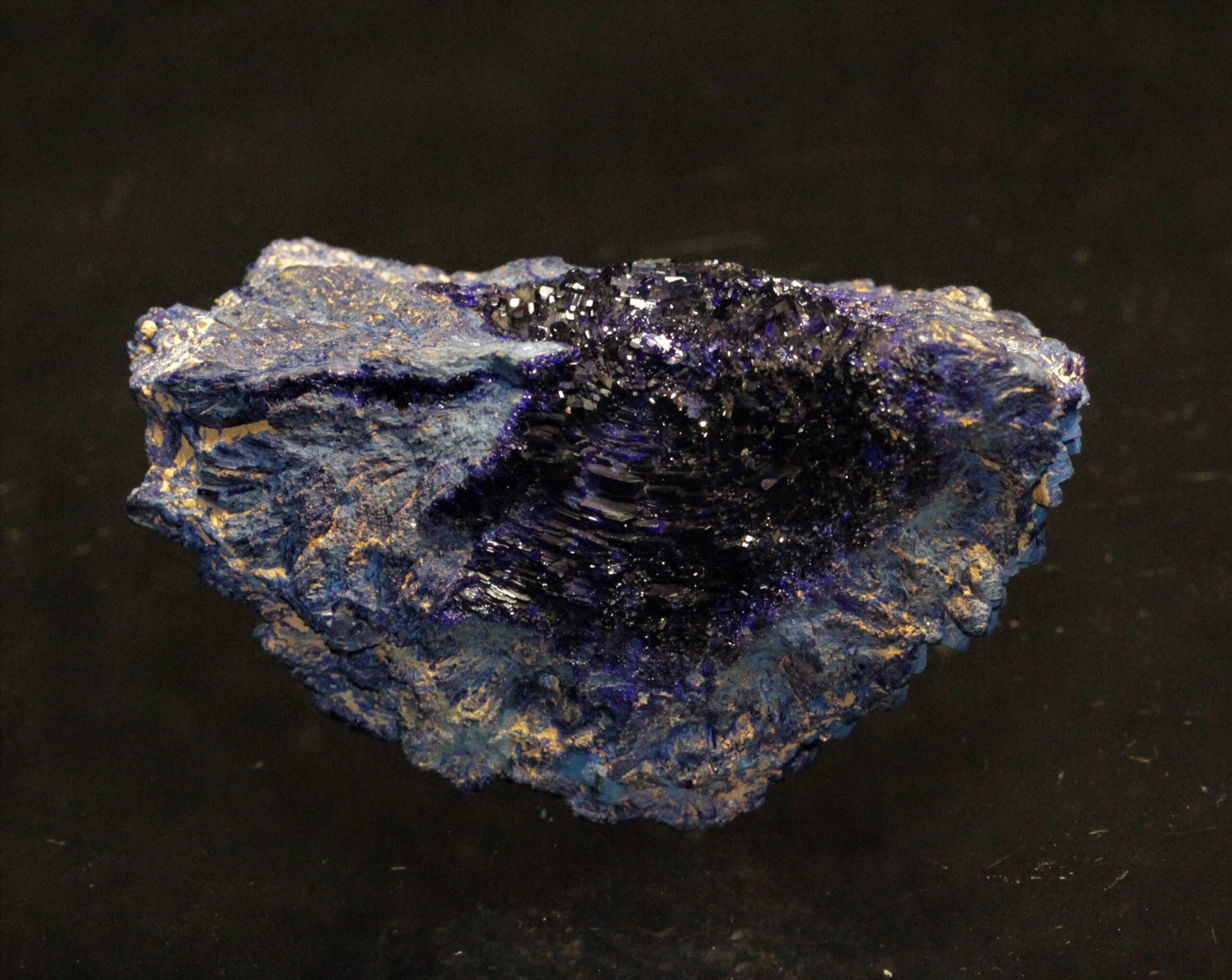 Géode d'azurite avec une cuprite (19ème siècle), Chessy-les-Mines, Rhône.