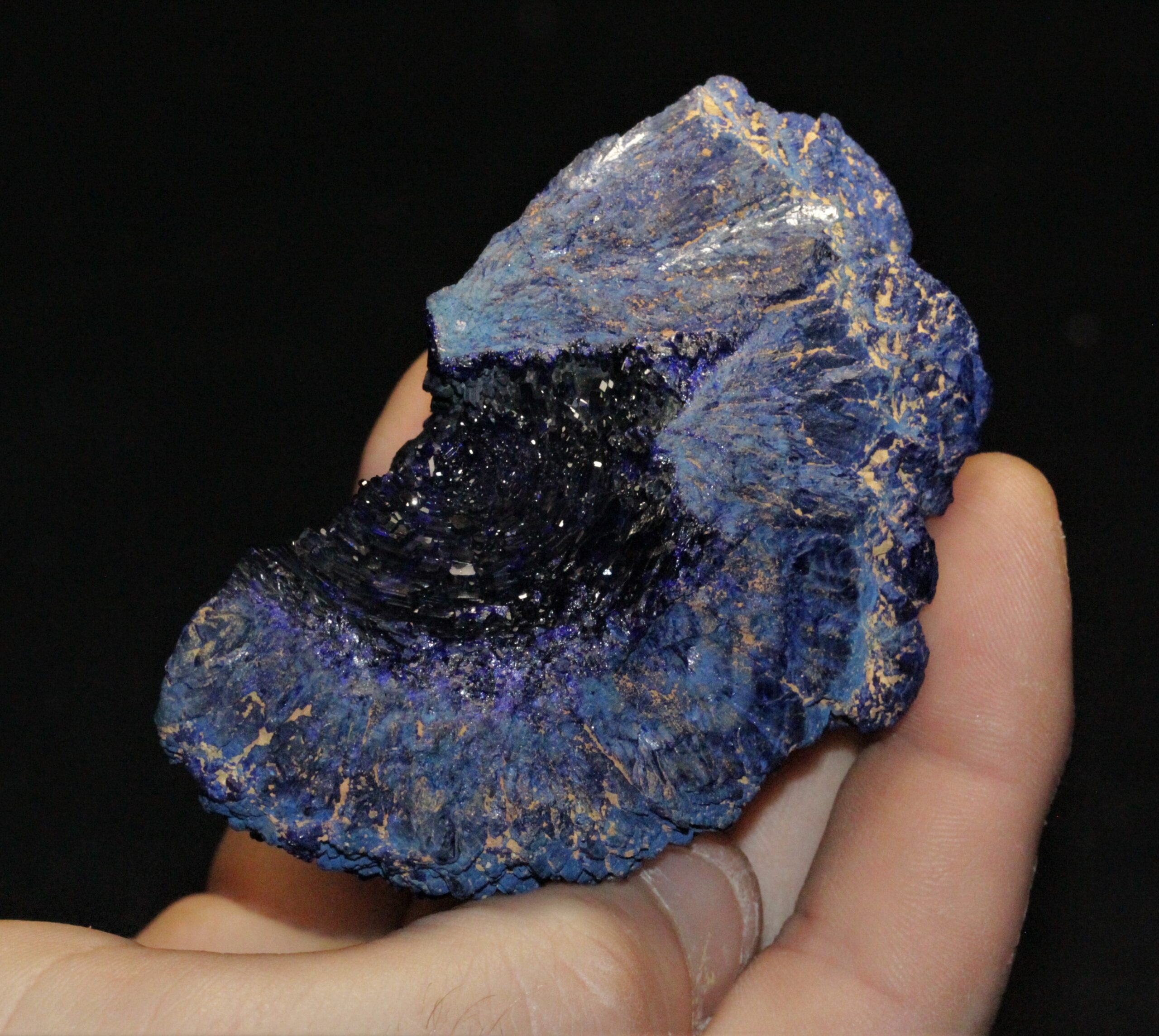 Géode d'azurite avec une cuprite (19ème siècle), Chessy-les-Mines, Rhône.