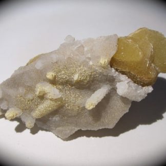 Gyrolite et Aragonite, Châteaugay, Puy-de-Dôme.