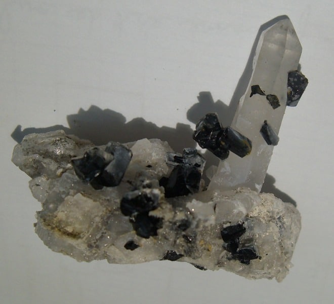 Ilvaïte et quartz, Campiglia Marittima, Grossetto, Italie.