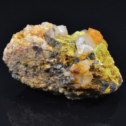 Wulfénite, pyromorphite, galène et quartz, L'Argentolle, Saône-et-Loire.