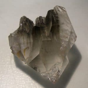 Cristal de quartz à inclusions d'amiante, massif de la Lauzière, en Savoie, minéral trouvé entre Maurienne et Tarentaise.