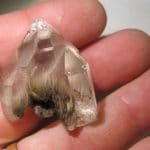Cristal de quartz à inclusions d'amiante, massif de la Lauzière, en Savoie, minéral trouvé entre Maurienne et Tarentaise.