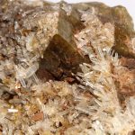 Cristaux de quartz sur sidérite, mine de La Taillat, Allevard, Isère.