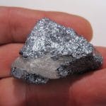 Cristaux de Molybdénite sur cristal de Quartz, Milpillas, Cananea, Mexique.