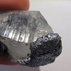 Cristaux de Molybdénite sur cristal de Quartz, Milpillas, Cananea, Mexique.