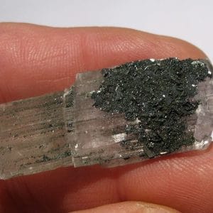 Anhydrite et Hématite, minéraux du Tunnel du Gothard, Uri, Suisse.