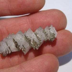 Adulaire et Pyrite, minéraux du Tunnel du Gothard, Uri, Suisse.