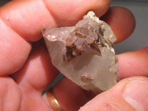 Axinite sur Quartz, La Balme d'Auris, Oisans, Isère.