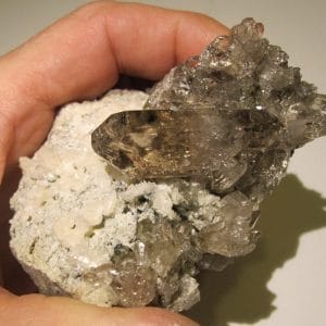 Quartz fumé avec Albite, La Toura, Les Deux Alpes, Oisans, Isère.