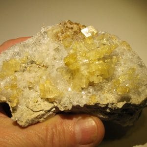 Dolomite sur Quartz, galerie Fontfraîche, Saint-Pierre-de-Mésage, Isère.