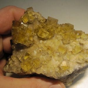 Fluorine jaune sur quartz, Valzergues, Aveyron.