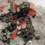 Réalgar, quartz et chalcopyrite, minéraux de Roumanie.