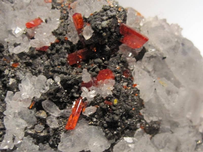 Réalgar, quartz et chalcopyrite, minéraux de Roumanie.